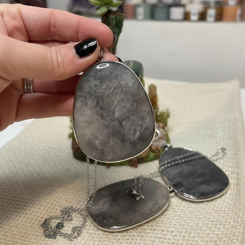 🩶 Colgante Engastado de Ágata Gris - Edición Limitada